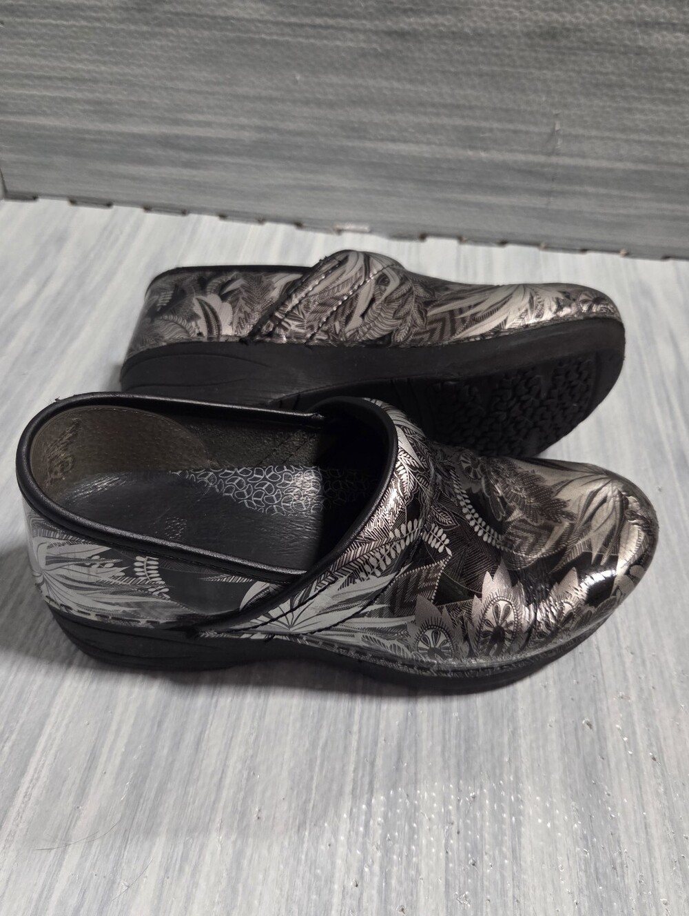 Dansko XP 2.0 Metallic Black And Silver Jungle Leaf Clog (37)